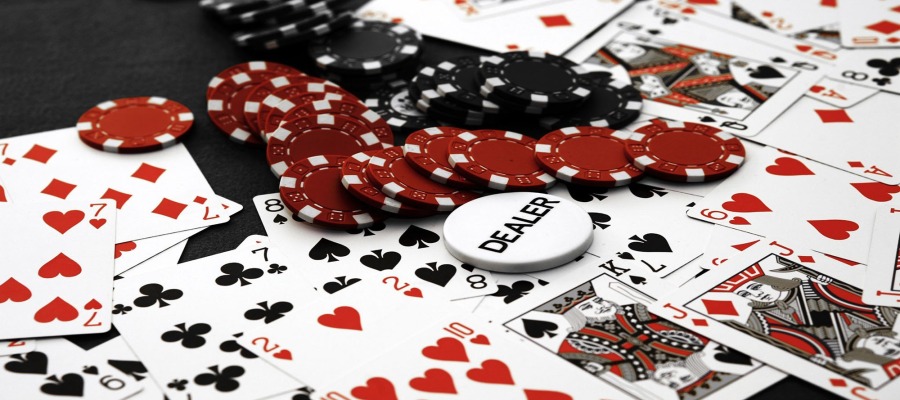 Pros and Cons of Playing at an Online Casino